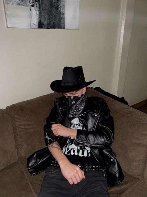 Halloween costume cowboy vaquero disfraz Dead Cowboy Costume, Male Halloween Costumes Men, Cowboy Costume Halloween, Emo Cowboy, Dark Cowboy, Cowboy Halloween Costume, Cowboy Halloween, Halloween Cowboy, Cowboy Ranch