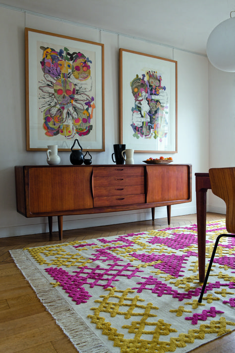 love the cross stitch rug Casa Retro, تصميم الطاولة, Apartment Furniture, Hang On, Retro Home Decor, Mid Century Modern House, Retro Home, Mid Century Furniture, 인테리어 디자인