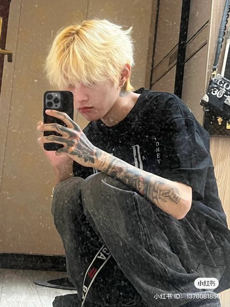 Asian Man Bleached Hair, Bleached Blonde Hair Men, Korean Boy Hairstyle, Bleached Hair Men, Ulzzang Hair, Bleached Tips, Blonde Asian, Fine Shyt, Bleach Blonde Hair