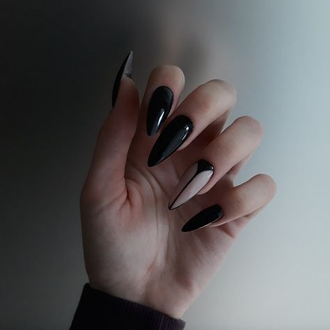 Black Nails With Ring Finger Design, Simple Gothic Nails, Acrylic Nails Stiletto, Witch Nails, Witchy Nails, Pointy Nails, Gothic Nails, Cute Spring Nails, Work Nails