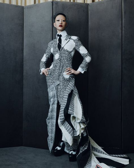 X Thom Browne Met Gala, Sora Choi, Red Carpet Awards, Western Outfits Men, Christian Dior Haute Couture, Hijabi Outfits, Thom Browne, Couture Fashion, Karl Lagerfeld