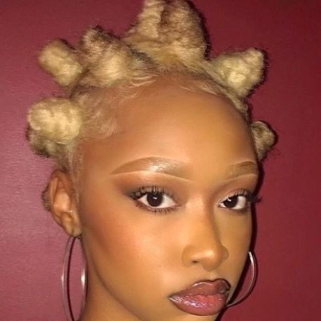 Blonde Bantu Knots, Bantu Knot Hairstyles, Curly Hair Brush, Friends Women, Nappy Hair, Bantu Knots, Styling Brush, Makeup For Black Women, Black Girls Hairstyles