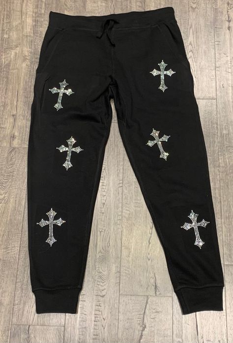 Grunge Outfits Aesthetic, Rhinestone Shirt Designs, Haute Mess, Hoodie And Joggers, Clothes Embroidery Diy, Studded Jeans, Rhinestone Cross, Embroidery On Clothes, Jersey Pants