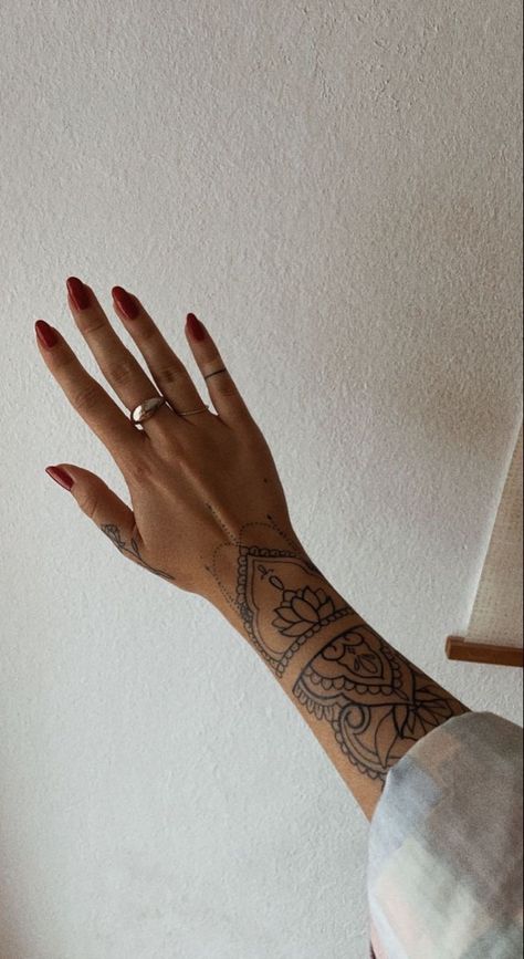 Male Wrist Tattoos, Wrist Tattoos Butterfly, Feminine Wrist Tattoos, Mandala Arm Tattoos, Tattoos Feminine, Inner Wrist Tattoos, Mandala Wrist Tattoo, Tattoos Male, Mandala Hand Tattoos