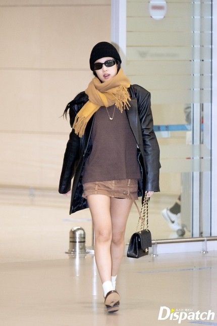 Jennie Beanie, Jennie Airport Fashion, Jennie Airport, Mustard Scarf, Chic Autumn, Classic Flap Bag, Icn Airport, Black Beanie, Incheon Airport