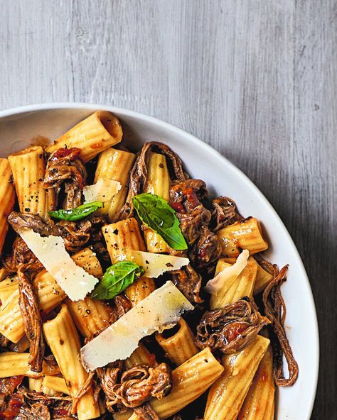 This beef brisket ragù is made with leftover batch-cooked meat, making it speedy to put together and meltingly tender. Brisket Pasta, Winter Pasta Recipes, Leftover Roast Beef Recipes, Braised Beef Stew, Roast Brisket, Leftover Roast Beef, Tomato Pasta Recipe, Beef Ragu, Leftover Beef