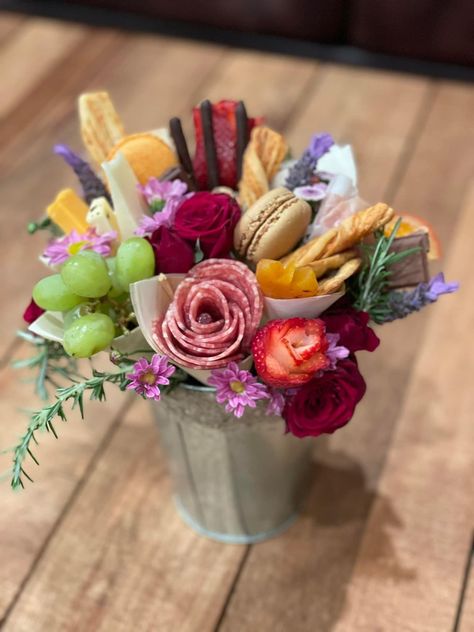 Bouquet Charcuterie, Charcuterie Bouquet, Charcuterie Lunch, Charcuterie Food, Charcuterie Party, Christmas Charcuterie, Food Bouquet, Moms' Night Out, Edible Bouquets