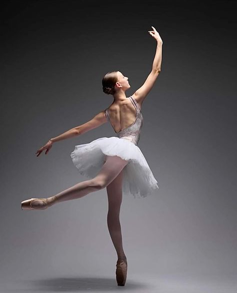 Ballet Poses For Photoshoot, Dance Poses Ballet, Ballet Photography Poses Photoshoot, Easy Ballet Poses For Pictures, Studio Ballet Photography, Classical Ballet Poses, Dance Photo Shoot Poses Simple, Ballet Audition Photos, Easy Ballet Poses Photography