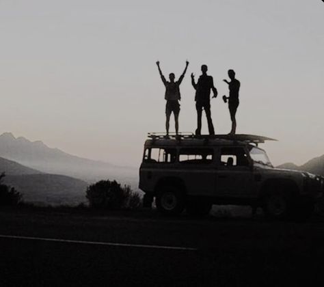 Friends traveling and they was happy drinking Living On The Road Aesthetic, Van Life Aesthetic, Road Trip Aesthetic, Vintage Road Trip, Road Trip Playlist, Trip Aesthetic, Road Pictures, Dream Summer, Raven Cycle