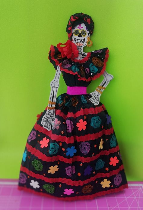 Flores del vestido, pintados con molde de fomi Dia De Los Muertos Party Ideas, Dia De Los Muertos Decorations Ideas, Corn Husk Dolls, Folk Doll, Corn Husk, Peplum Dress, Collar, Halloween, Flowers