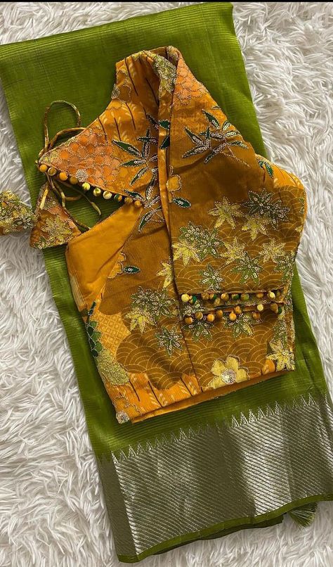 Green Sarees Contrast Blouse, Pitani Sarees Blouse Design, Mangalagiri Saree Blouse Designs, Yellow Contrast Blouse, Saree Contrast Blouse Designs, Gold Saree With Contrast Blouse, Green Contrast Blouse, Mangalagiri Pattu Sarees, Saree Combination