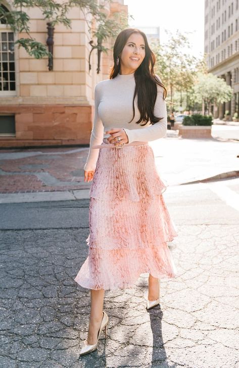 Rachel Parcell Tiered Pleated Skirt Chic Outerwear, Rachel Parcell, Feminine Blouses, Elegant Feminine, Elegante Casual, Feminine Dress, Modern Dress, Pink Skirt, Feminine Outfit