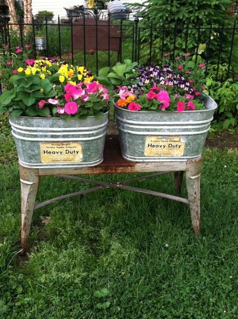 Antique wash tub Wash Tub Ideas, Rusty Garden, Kitchen Country, Rustic Planters, Kitchen Rustic, Tub Ideas, Garden Junk, Wash Tubs, Market Garden