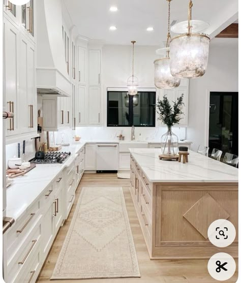 Transitional Style Home Kitchen, Nice Homes Interior, New Build Must Haves, Contemporary Traditional Kitchen, House Designs Interiors, Big Kitchen Ideas, Big Kitchens, Big White House, Modern Southern Home