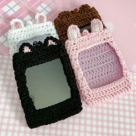 ☆･ ｡ crochet pc holders ♡.◦! i’ve been wanting to add photocard holders to my shop for a while now, and i found the perfect way to combine… | Instagram Crochet Photocard Holder, Crochet Card Pouch, Photocard Holder, Pouch Tutorial, Crochet Pouch, Card Pouch, Kawaii Crochet, Crochet Simple, Diy Holder