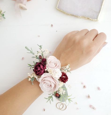 Burgundy Corsage, Prom Flowers Corsage, Wrist Corsage Wedding, Flower Wrist Corsage, Wrist Corsage Prom, Wedding Corsages, Bridesmaid Corsage, Corsage And Boutonniere, Corsage Prom