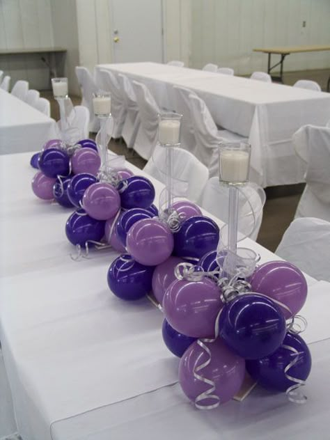 Balloon Centerpieces  LOVE this cute idea!  However, it might give a startle to everyone around if one gets popped...  That sounds like FUN!  This, I am DEFINITELY doing for my reception. Non Floral Centerpieces, Deco Ballon, Purple Party, Festa Party, Balloon Centerpieces, Balloon Design, Wedding Balloons, Party Centerpieces, Floral Centerpieces