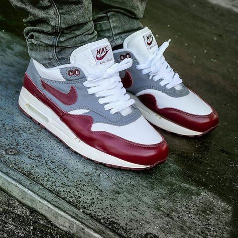 Air Max 1 Enthusiasts Page on Instagram: "‘98 Burgundy Leather There’s certain colourways that are timeless and that definitely applies to these; one of the cleanest Air Max 1s out there and a true unicorn these days. @tomasterrr blessed us by sharing this old pic yesterday as a “throwback Thursday”, unfortunately it’s not a pair you’ll likely see on-foot anymore. Don’t forget to tag us and use #am1ent for the chance to feature! #airmax1 #airmaxone #am1 #nike #nikeair #nikeairmax #nikeai Air Max 1s, Air Max One, Skater Shoes, Nike Tn, Nike Air Shoes, Air Huarache, Kinds Of Shoes, Gym Shoes, Sneakers Outfit