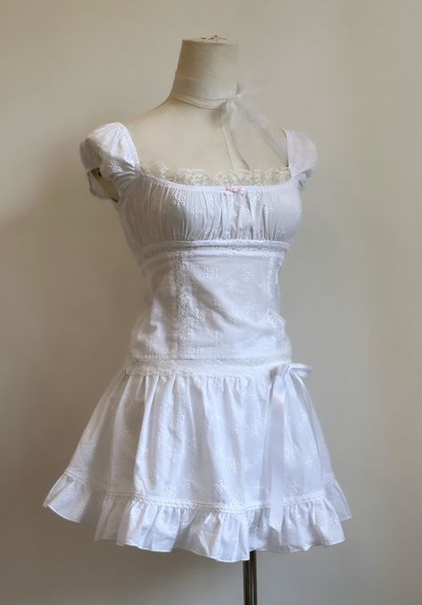 Cute Dresses Coquette, Clothes 2024 Trends, Coqquete Outfits Ideas, White Dress Outfit Aesthetic, Dress To Impress Shopping Theme, Doll Aesthetic Outfits, Outfit Ideas Cottagecore, Coquette Dresses, Dainty Outfit