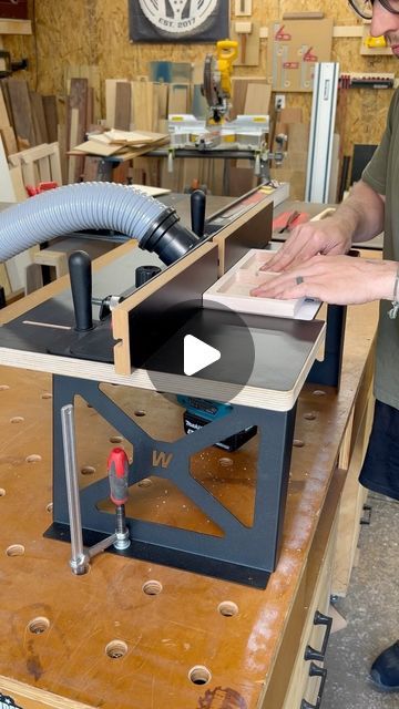 Router Table Fence, Dust Collection Hose, Trim Router, Shop Vacuum, Head And Shoulders, Woodpeckers, Router Table, Woodworking Videos, Dust Collection