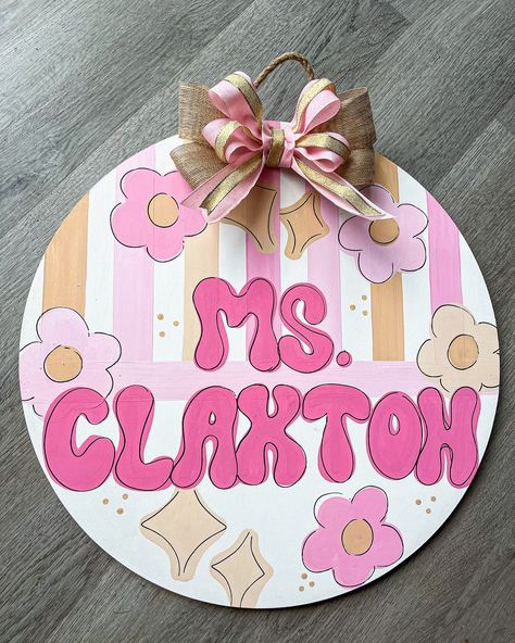 Another door hanger ready for the first day of school!🤩💗🌟 Back To School Painting Ideas, Back To School Painting, School Painting Ideas, School Painting, 13th Birthday, Cozy Nook, Art Club, Canvas Art Painting, First Day Of School