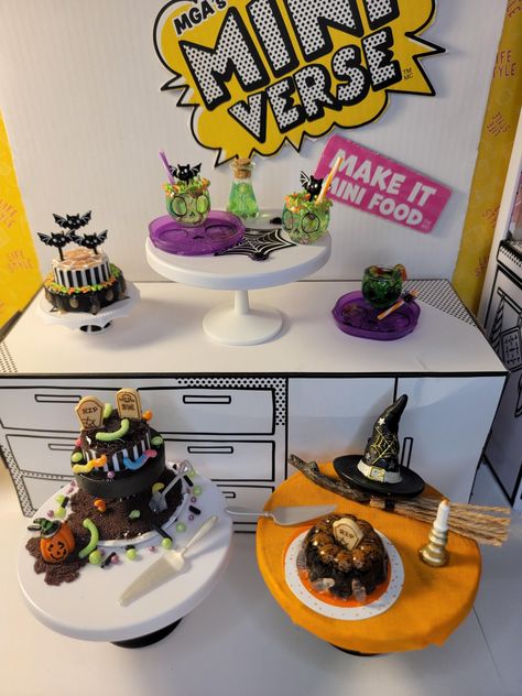 It's Halloween Miniverse Style! Pre made miniverse scenes. For Display only, not for consumption. Food Display Ideas, Fairy Life, Mini Verse, Halloween Dollhouse, Gothic Stuff, Miniature Items, House Crafts, Halloween Miniatures, Doll House Crafts