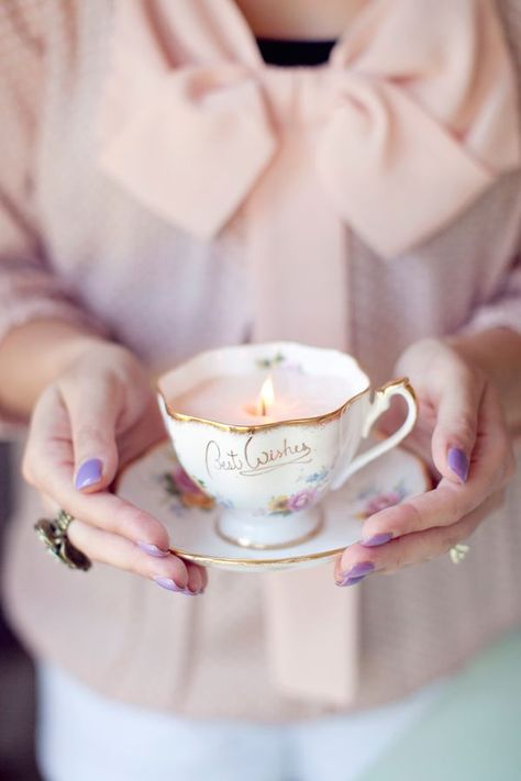 DIY: vintage teacup candles Diy Plates, Tea Cup Candles Diy, Teacup Candles, Tea Cups And Saucers, Tea Diy, Cadeau Diy, Candle Cup, Vintage Teacups, Cups And Saucers