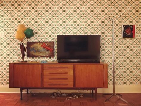 Which wallpaper behind the TV - Clever ideas and solutions Wallpaper Behind Tv, Which Wallpaper, Damask Art, English Wallpaper, Brick And Wood, Natural Textiles, Peel And Stick Vinyl, Popular Wallpaper, Clever Ideas