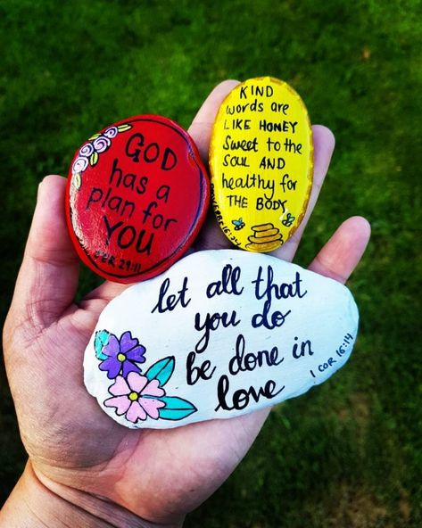 40+ Spectacular Rock Painting Ideas For You To Experiment With Christian Rock Painting Ideas, Painted Crosses, Prayer Rocks, Easy Rock Painting Ideas, Rock Sayings, Easy Rock Painting, Scripture Painting, Frog Rock, Rock Quotes