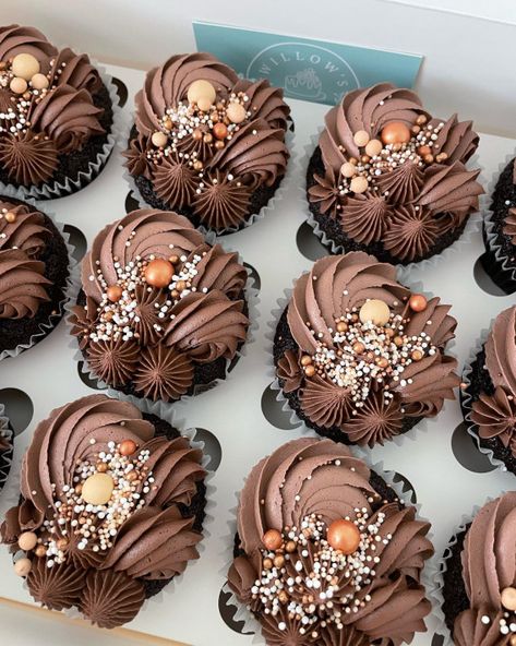 Choc Cupcake Decorations, Chocolate Icing Cupcakes Decoration, Decorating Chocolate Cupcakes, Brown Cupcakes Decoration, Elegant Chocolate Cupcakes, Men’s Cupcakes, Chocolate Cupcake Design, Cupcake Varieties, Chocolate Cupcake Decorating Ideas