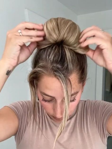 Here's a quick and easy messy bun hack. This messy bun hack is super cute. Quick Messy Bun, Easy Messy Bun, Messy High Bun, Barbie Ponytail, Loose Buns, Top Bun, Ponytail Tutorial, Loose Ends, High Ponytails