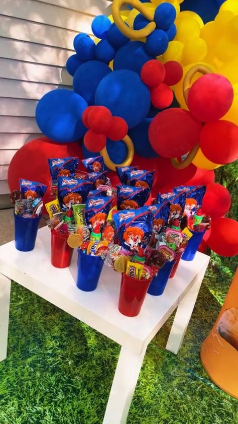 Sonic Birthday Ballons, Sonic The Hedgehog Pretzel Rods, Sonic Boom Birthday Party, 7th Birthday Party For Boys Decorations, Diy Sonic Centerpieces, Knuckles Party Ideas, Knuckles Birthday Party Ideas, Sonic And Tails Birthday Party, Sonic Trunk Or Treat