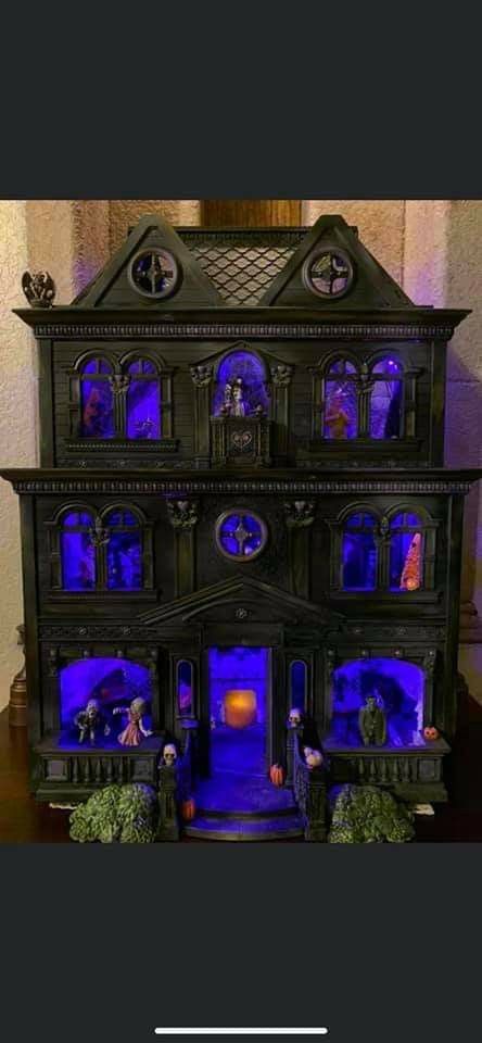 Barbie House Turned Haunted House, Dollhouse Makeover Halloween, Miniature Haunted House Ideas, Halloween Dollhouse Makeover, Haunted Dollhouse Interior, Haunted Dollhouse Diy, Dollhouse Haunted House, Haunted Dollhouse Diy Ideas, Haunted Mansion House