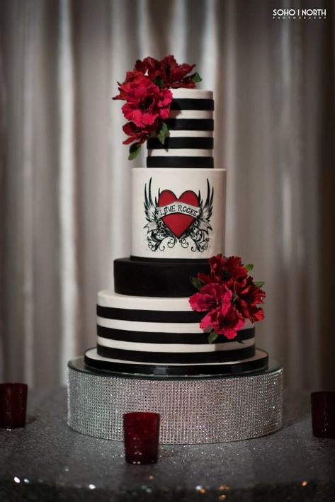 Cake Design Wedding, Rocker Wedding, Gothic Wedding Cake, Tattoo Cake, Gothic Cake, Wedding Cake Design, Rockabilly Wedding, Rock N Roll Wedding, Black Wedding Cakes