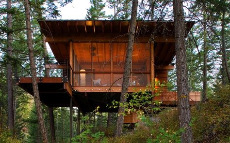 Short stilts enable the cabin to sit comfortably on a steep slope Cottage On Stilts, Modular Log Cabin, Montana Cabin, Tiny House Swoon, Summer Living Room, Flathead Lake, Forest Cabin, Off Grid Cabin, Haus Am See