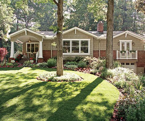 Before-and-after porch makeovers Mailbox Garden, Front Landscaping, Front Lawn, Ranch Style Homes, Home Landscaping, Pergola Patio, Landscape Projects, Ranch Style, Green Grass