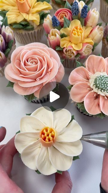 Alice Ward on Instagram: "Leaves 🍃 a very important part of your floral cupcake! I am always amazed at how much a cupcake can transform when the leaves are added at the end.  🍃Here I use a 352 nozzle and make sure the consistency isn’t too thick. A looser buttercream is ideal for leaves!  🍃I like to use Progel holly green in small amounts  🍃adding two different shades of green to your piping bag will result in a beautiful two tone effect which really adds to the realism!  🍃Leaves are so useful to cover up any little mistakes! Dodgey petal? Cover it up with a leaf! No one will ever know 😄 . #cake #cupcakes #cupcakedecorating #leaves #buttercreamflowers #piping #leafpiping #buttercream #caketutorials #baking #cupcakedecorating #petalsbakehouse" Buttercream Leaves, Icing Flowers, Floral Cupcakes, Icing Tips, Piping Bag, Easy Cupcakes, Sage Leaves, Flower Cupcakes, Cake Cupcakes