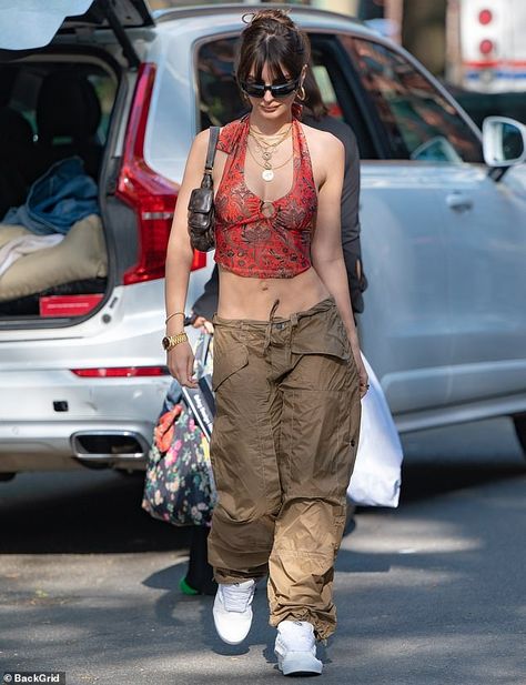 Top And Baggy Pants, Emily Ratajkowski Style Street, Emrata Outfits, Emrata Style, Friends In New York, Em Rata Style, Low Waisted Pants, Emily Ratajkowski Outfits, Shopping With Friends