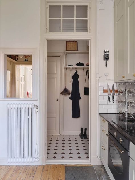 A Light Scandinavian Apartment with Classic Touches 21 Romantic Apartment, Historic Apartment, Black Kitchen Countertops, Classic Cabinets, Light Gray Cabinets, White Wainscoting, Coco Lapine Design, Classic White Kitchen, Classic Window