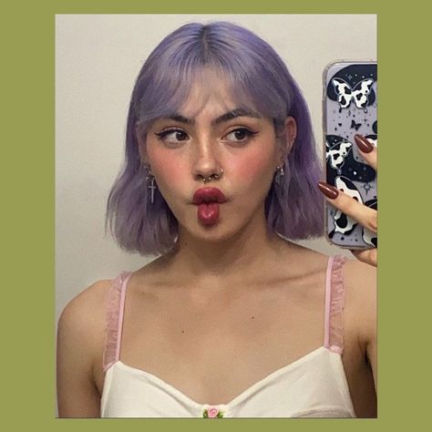 Lavender Hair Outfits, Light Purple Short Hair, Hair Dye Ideas Purple, Lavender Short Hair, 2 Color Hair Dye Ideas, 2 Color Hair, Lavender Bob, Short Lavender Hair, Short Purple Hair