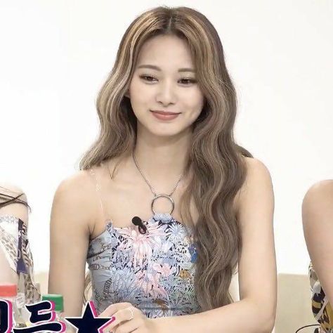 Pfp 3 Ppl, Tzuyu Blonde, Tzuyu Hair, Tzuyu Twitter, Mina Nayeon, Nayeon Sana, Hair Color Streaks, Kpop Pfp, Country Pop