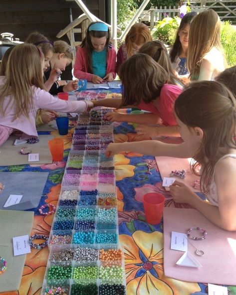 Jewelry Making Party, Party In The Garden, School Book Bags, Kids Workshop, Bracelet Party, Cool Bag, Birthday Activities, Art Birthday Party, Birthday Party Activities