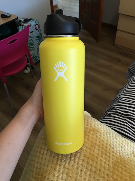 Creme Hydroflask, Hydro Flask Aesthetic, Hydroflask Grapefruit, Hydroflask Color, Flask Aesthetic, Yellow Hydroflask, Hydroflask Laguna, Water Bottle Art, Aesthetic Yellow