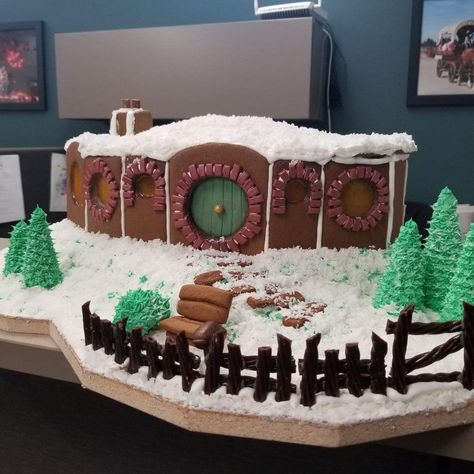 Gingerbread Hobbit Hole 😍😍 A beautiful twist on the usual Christmas gingerbread house Gingerbread Hobbit House, Hobbit Gingerbread House, Homemade Gingerbread House, Homemade Gingerbread, Hobbit Hole, Christmas Gingerbread House, Hobbit House, Gingerbread Houses, Christmas Gingerbread