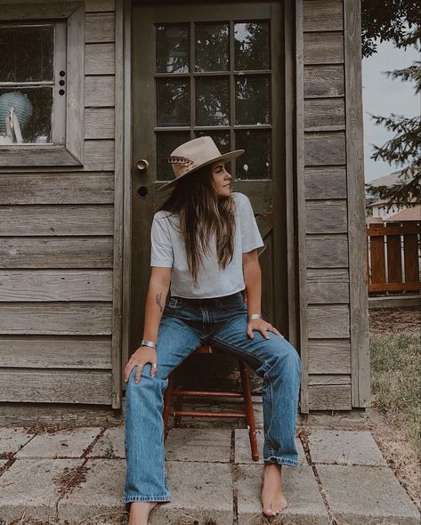 Ranch Style Fashion, Minimal Western Style, Western Maximalism, Photoshoot Country, Casual Cowgirl, Post Baby Fashion, Authentic Aesthetic, Mom Style Summer, Moms Photography