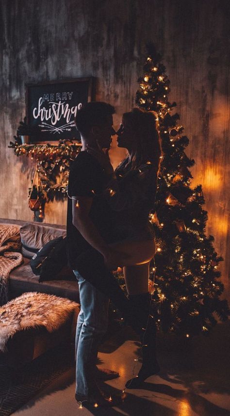 Christmas Love Couple, Couple Christmas Photoshoot, Couple Photography Winter, Christmas Couple Photos, Christmas Couple Pictures, Couple Shadow, Christmas Shots, First Family Photos, Christmas Photoshoot Ideas