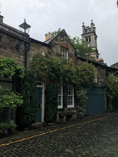 Edinburgh Home Interior, Edinburgh House Interior, Edinburgh Tenement Interiors, Edinburgh Apartment Aesthetic, Edinburgh Apartment, Edinburgh House, Edinburgh Aesthetic, Cottage Autumn, Edinburgh Flat