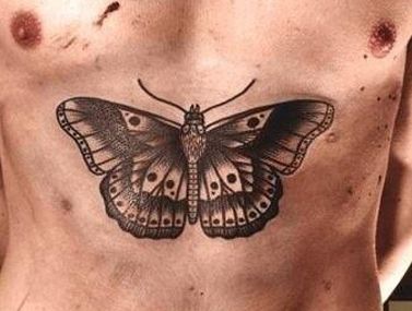 Harry Styles's tattoo, I seriously love this Tatuajes Harry Styles, Harry Styles Butterfly, Butterfly Tattoo Meaning, Harry Styles Tattoos, Insect Tattoo, Butterflies In My Stomach, Big Butterfly, Moth Tattoo, Stomach Tattoos