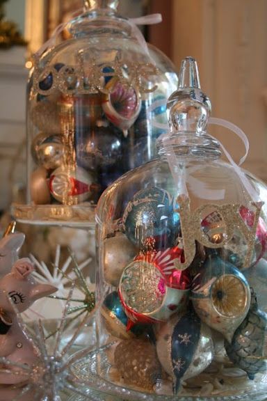 shabby chic christmas Christmas Mantles, Bell Jars, Retro Christmas Decorations, Shabby Christmas, Ornaments Vintage, Shabby Chic Christmas, Christmas White, Chic Christmas, Christmas Villages