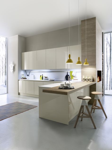 Les trois couleurs, gris pâle au plancher, blanc pour le haut des armoires et le bois au bas des armoires! Model Dapur, Minimal Kitchen Design, Elegant Kitchen Design, Cabinets Design, Desain Pantry, Simple Kitchen Design, Kabinet Dapur, Brown Kitchen, Minimalist Kitchen Design